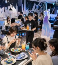 コラボカフェ 特典として配布するキャラクターカードやコースターを配置した店舗