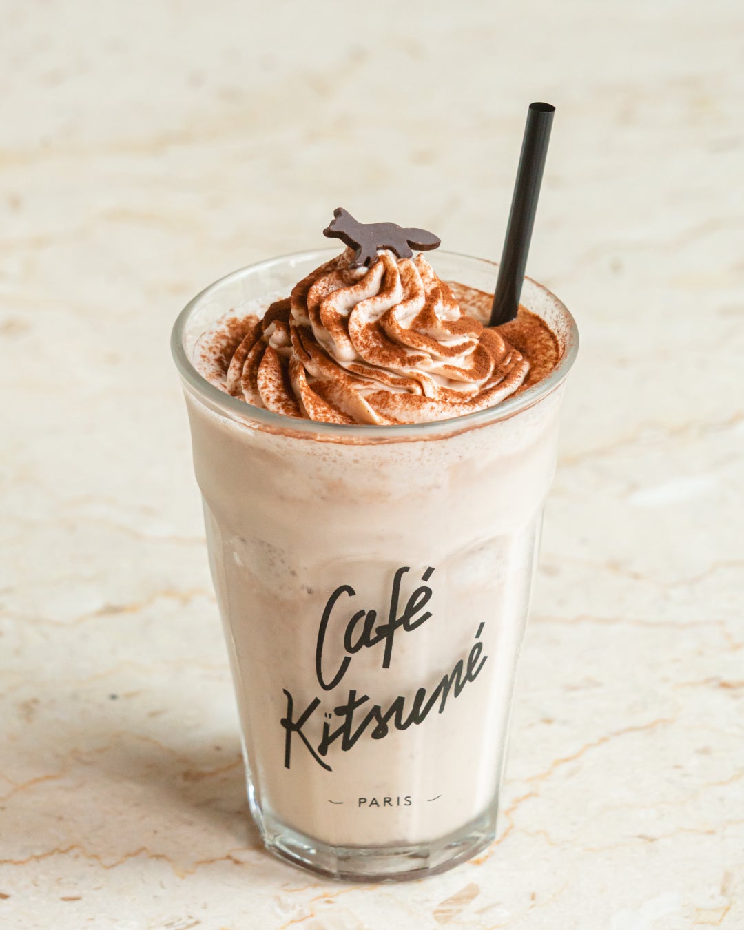 黒ごまときな粉、蜂蜜を合わせたCafé Kitsunéの黒ごまラテ HOTとCOLD