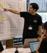 TEAM CAFE TOKYOスタッフがイベント飲食の運営マニュアルと会場計画を確認する事前ミーティング