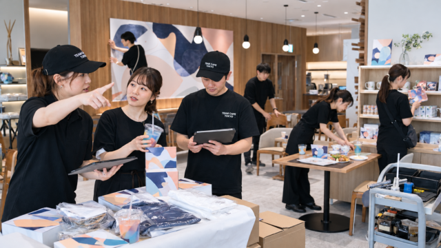 コラボカフェ 準備期間の工程を確認する企画制作スタッフ