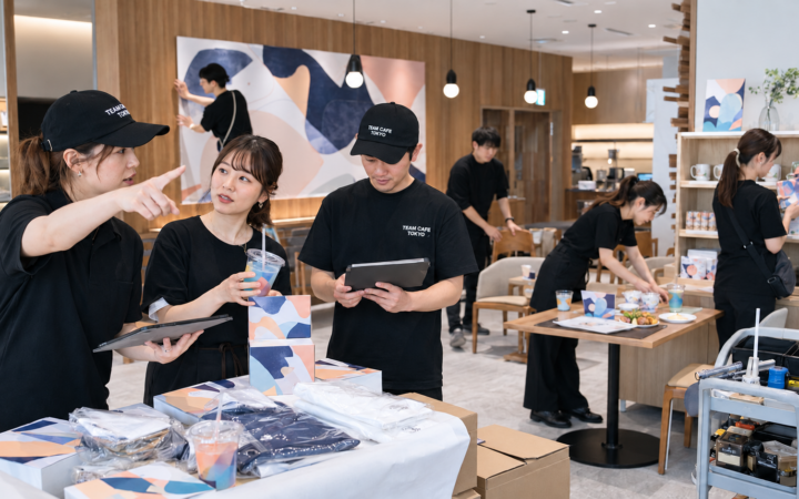コラボカフェ 準備期間の工程を確認する企画制作スタッフ