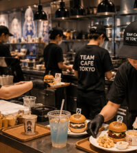 TEAM CAFE TOKYOスタッフがコラボカフェで調理・盛り付け・提供を行う運営風景