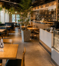 コラボカフェ 原価率を考慮して設計されたフード・ドリンク・物販のある店舗