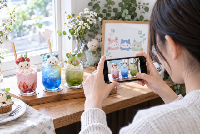 来店後のSNS発信につながるコラボドリンクの撮影風景