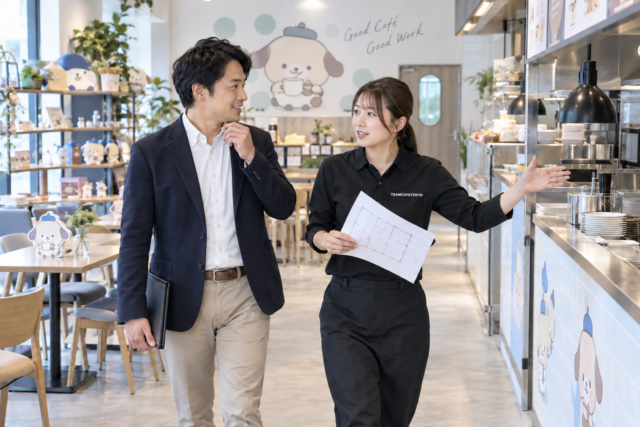 会場で企画側と運営担当者が依頼範囲をすり合わせる様子