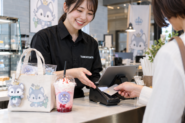 飲食とグッズをまとめて会計するコラボカフェの販売カウンター