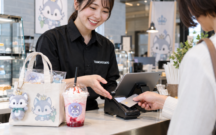 飲食とグッズをまとめて会計するコラボカフェの販売カウンター