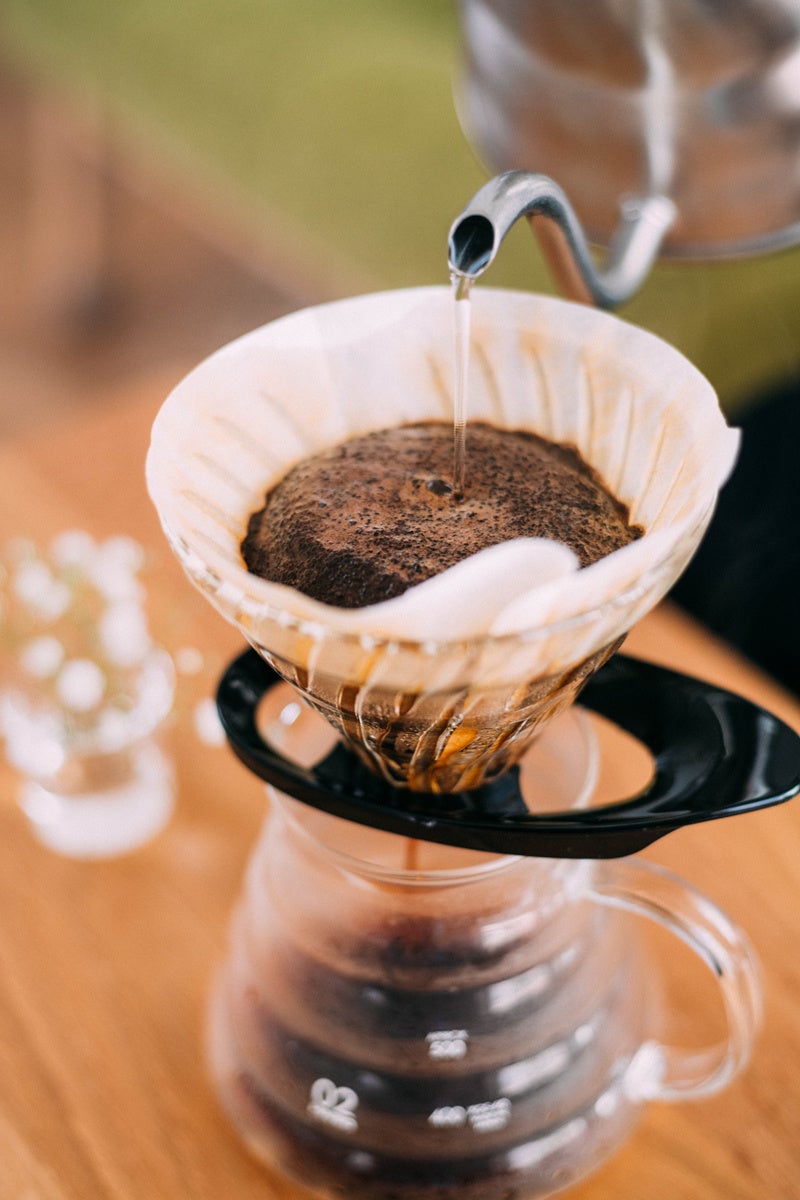 HARIO V60耐熱ガラス透過ドリッパー02でお湯を注ぐ様子。公式発表の製品写真