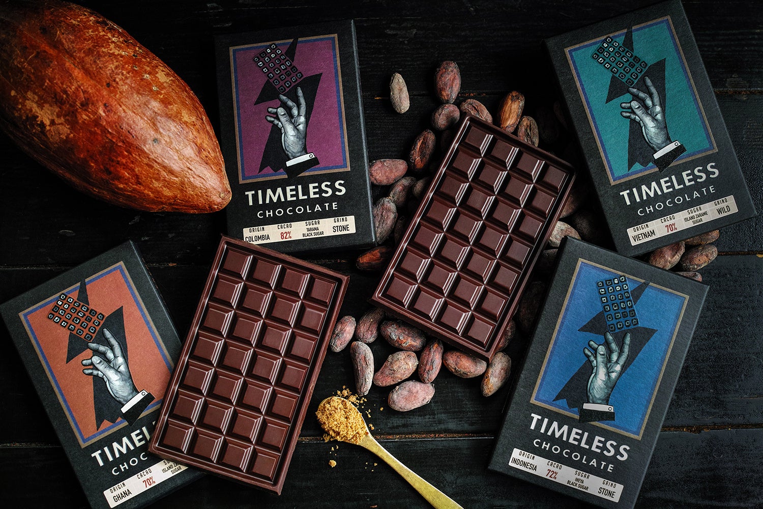 TIMELESS CHOCOLATEの板チョコレート、カカオ豆と商品パッケージ