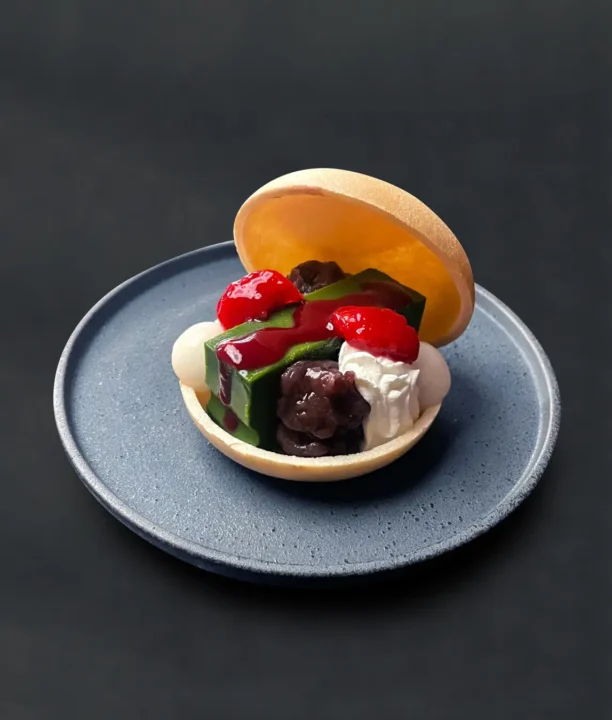 SHIMOCHAの抹茶テリーヌとあんこを最中で挟んだ抹茶サンド・ラズベリー