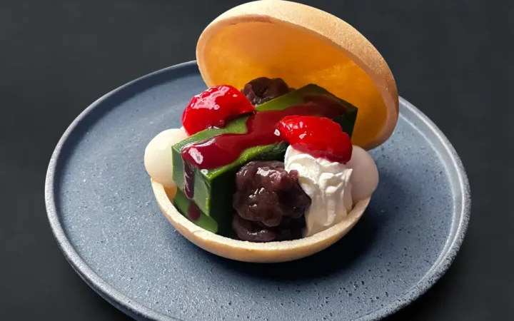 SHIMOCHAの抹茶テリーヌとあんこを最中で挟んだ抹茶サンド・ラズベリー