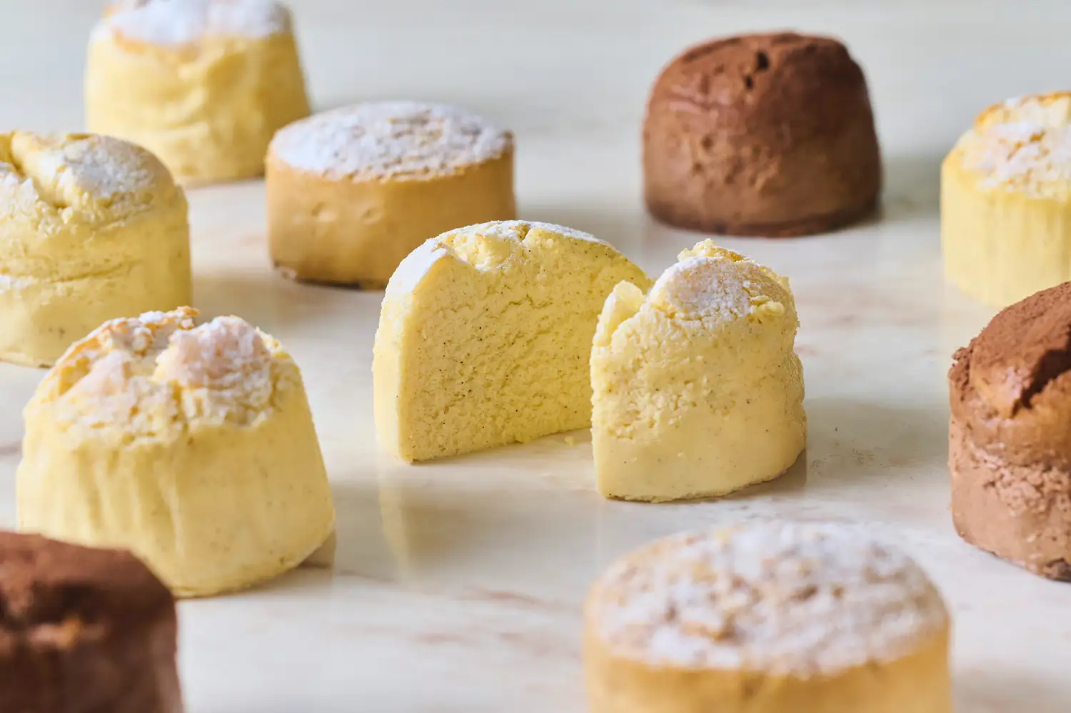pourjoursのミルクチーズケーキを並べた公式写真。中央には断面が見えるケーキ