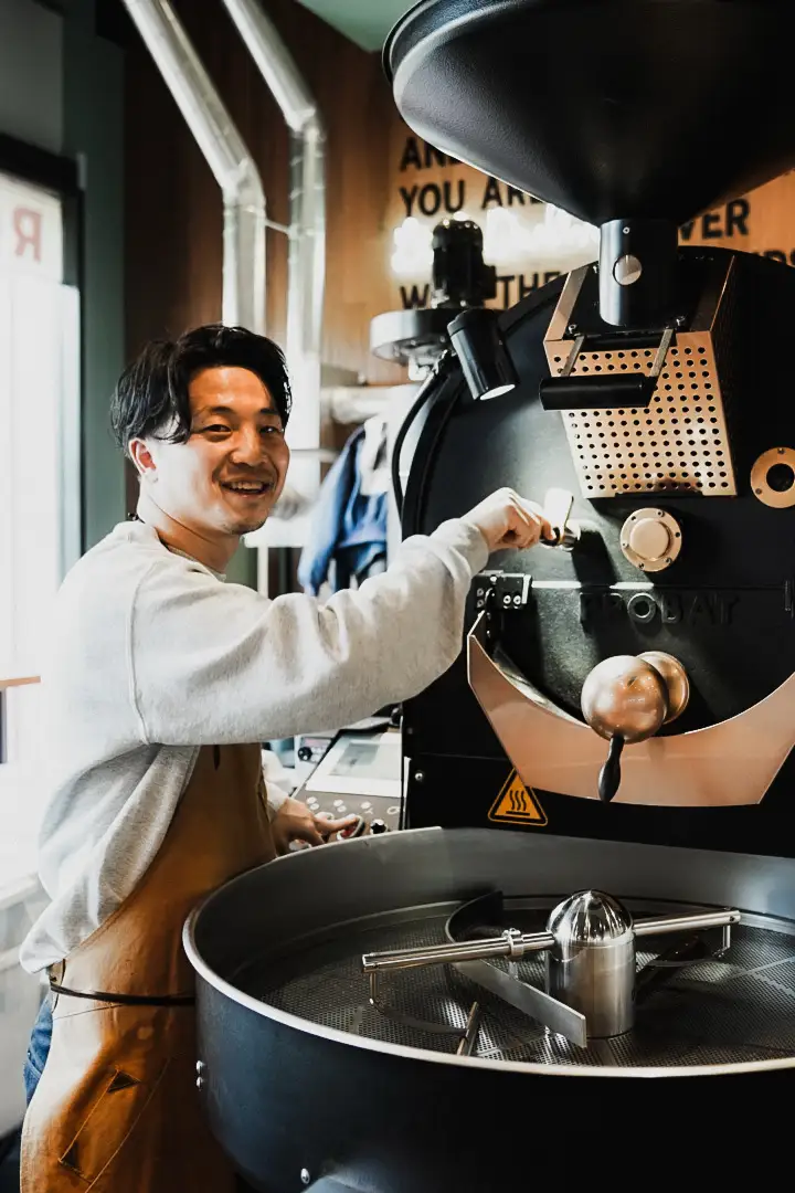 Little Darling Coffee Roastersのバリスタ赤川直也さんの公式ポートレート