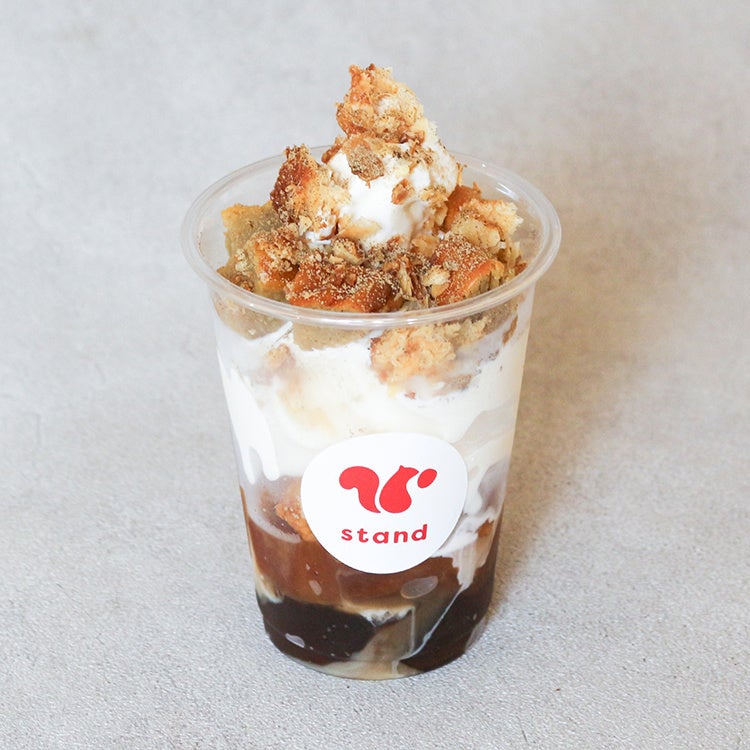 スナックミースタンドのほうじ茶香るおいもとりんごのパフェ。押上店の土日祝限定商品の公式写真