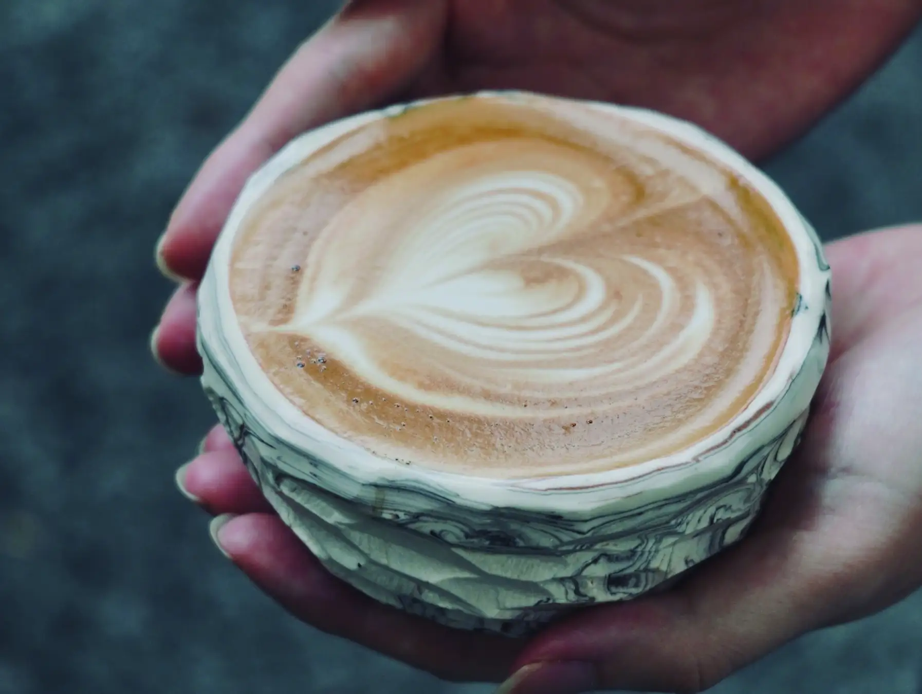 WANDで使われる模様入りの器とラテアートのコーヒー