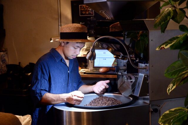 rokkan COFFEE CREATORSの焙煎機とコーヒー豆を扱う作業風景