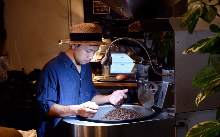 rokkan COFFEE CREATORSの焙煎機とコーヒー豆を扱う作業風景