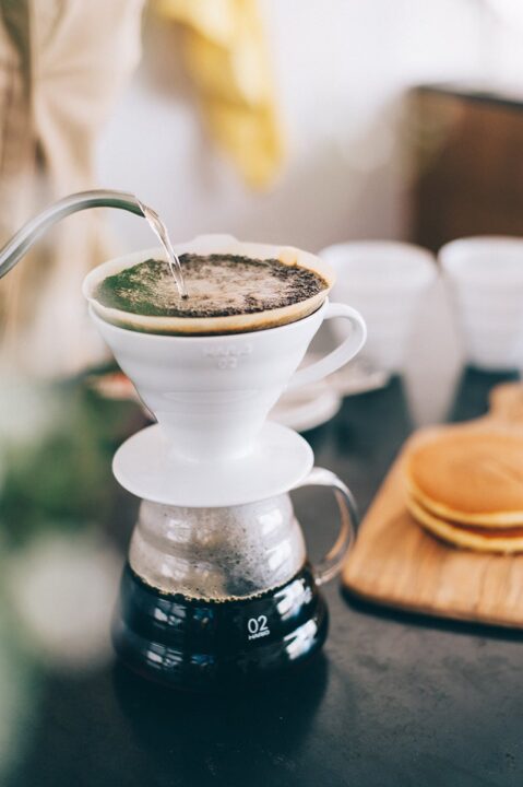 HARIO V60透過ドリッパー02セラミックでコーヒーを淹れる様子。公式発表の製品写真