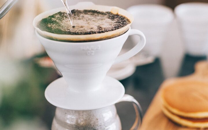 HARIO V60透過ドリッパー02セラミックでコーヒーを淹れる様子。公式発表の製品写真