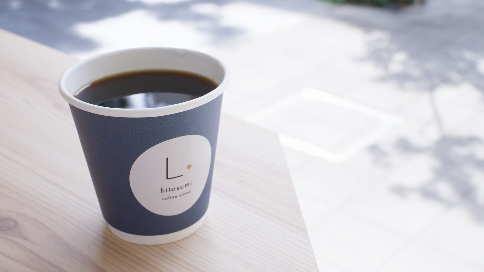 hitosumi coffee standの紙カップに入ったコーヒー
