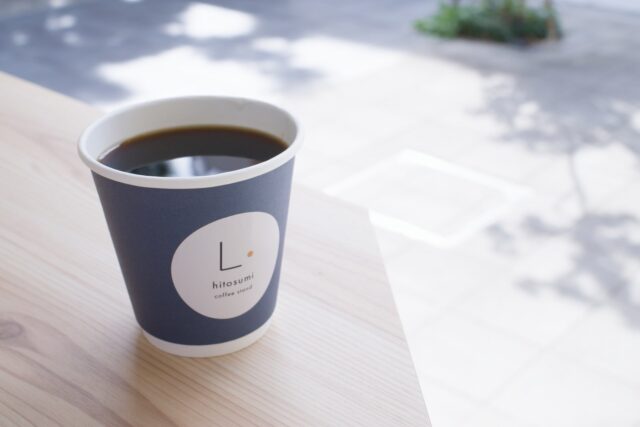 hitosumi coffee standの紙カップに入ったコーヒー