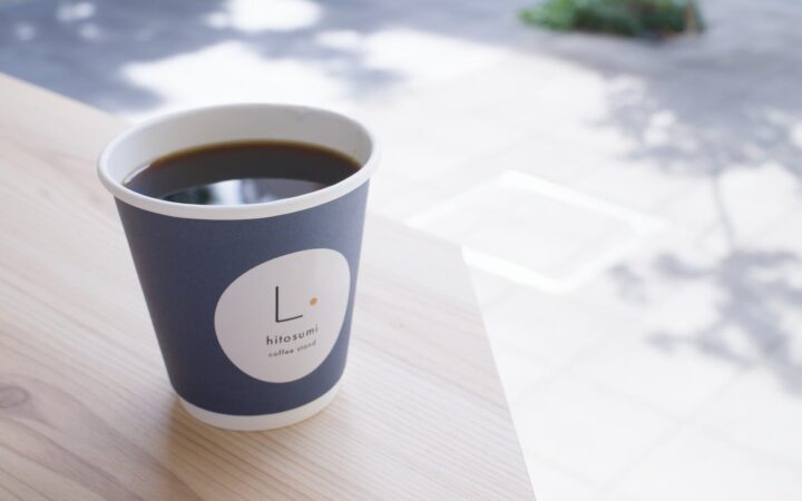 hitosumi coffee standの紙カップに入ったコーヒー