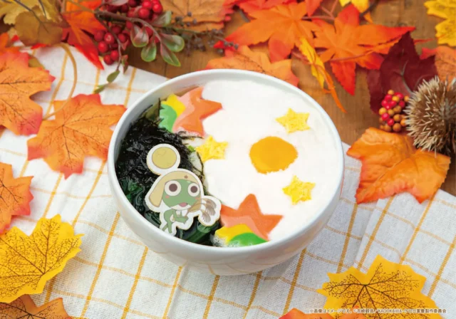 ケロロ軍曹のもなか、とろろ、卵黄、紅葉麩を盛り付けたお月見とろろうどん