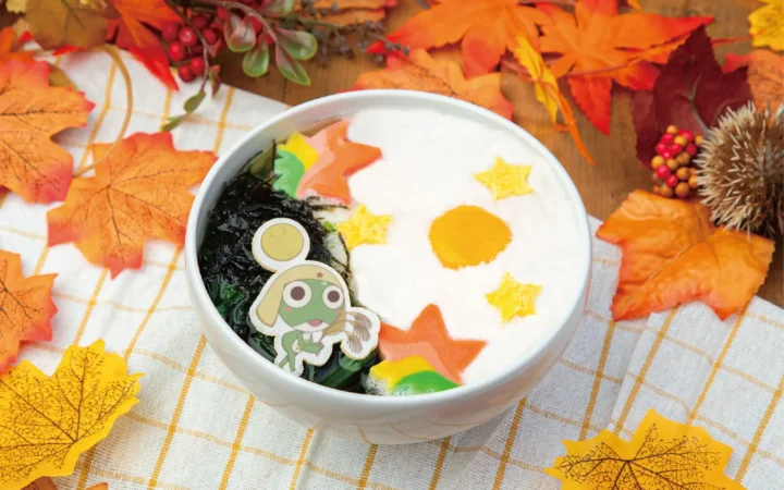 ケロロ軍曹のもなか、とろろ、卵黄、紅葉麩を盛り付けたお月見とろろうどん