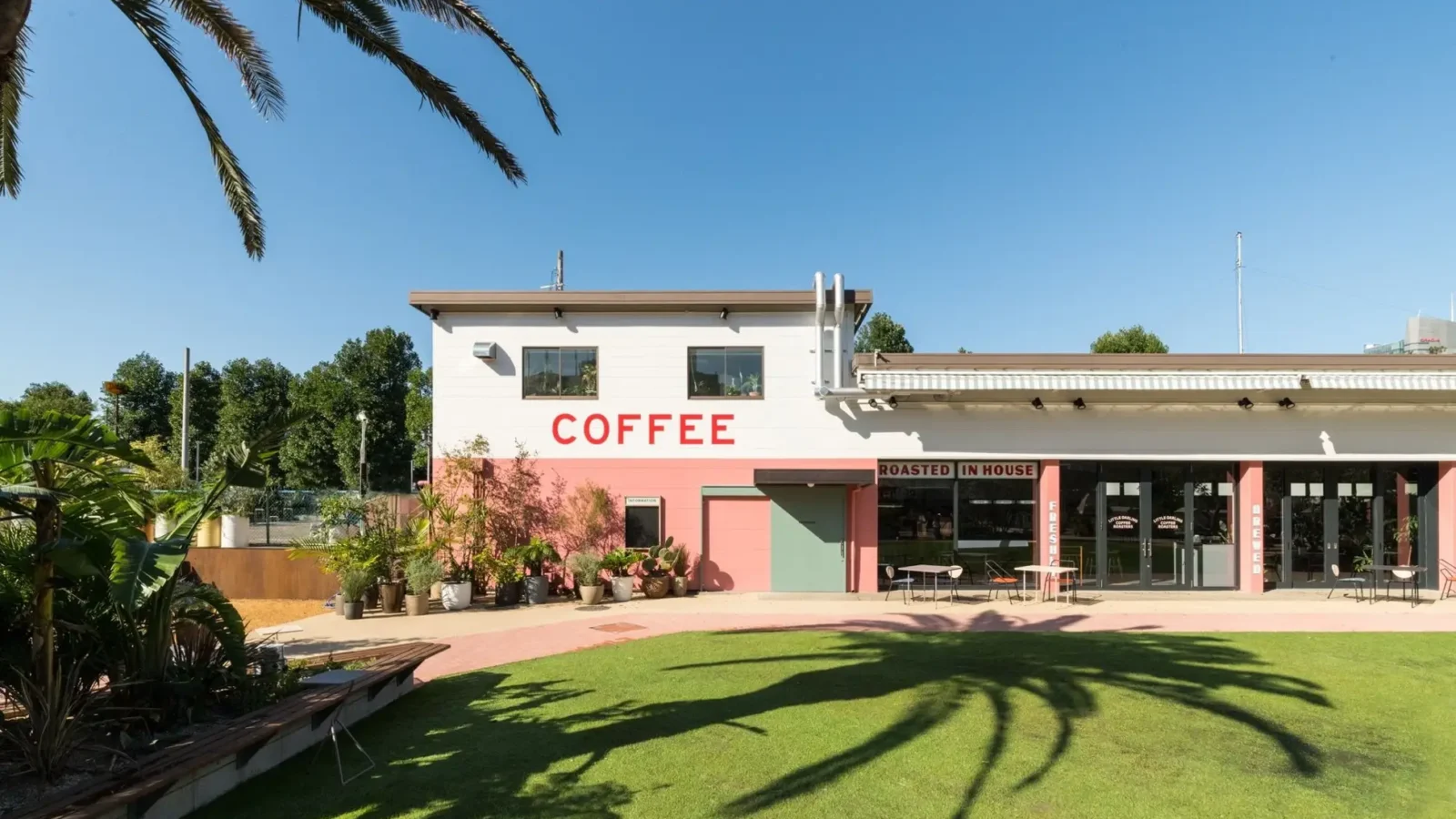 南青山のLittle Darling Coffee Roastersの外観と芝生の広場