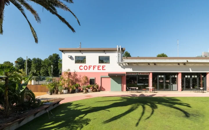 南青山のLittle Darling Coffee Roastersの外観と芝生の広場