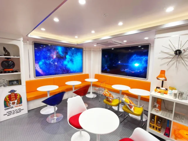 宇宙船をテーマにした中野07-MODULE Starship Cafeの店内