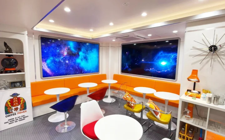 宇宙船をテーマにした中野07-MODULE Starship Cafeの店内