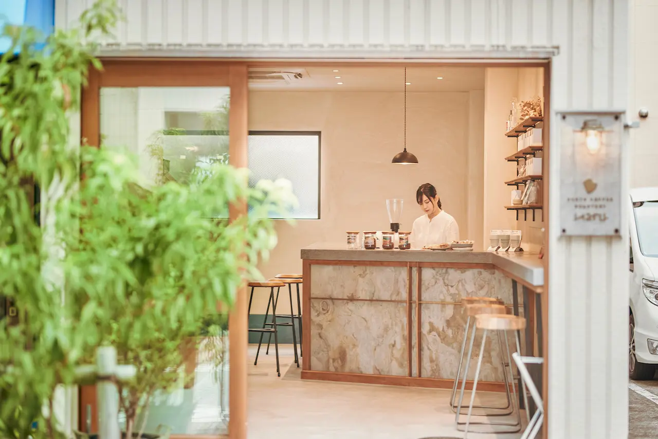 BERTH COFFEE ROASTERY Haruの入口とカウンターを写した2022年7月公開の資料写真