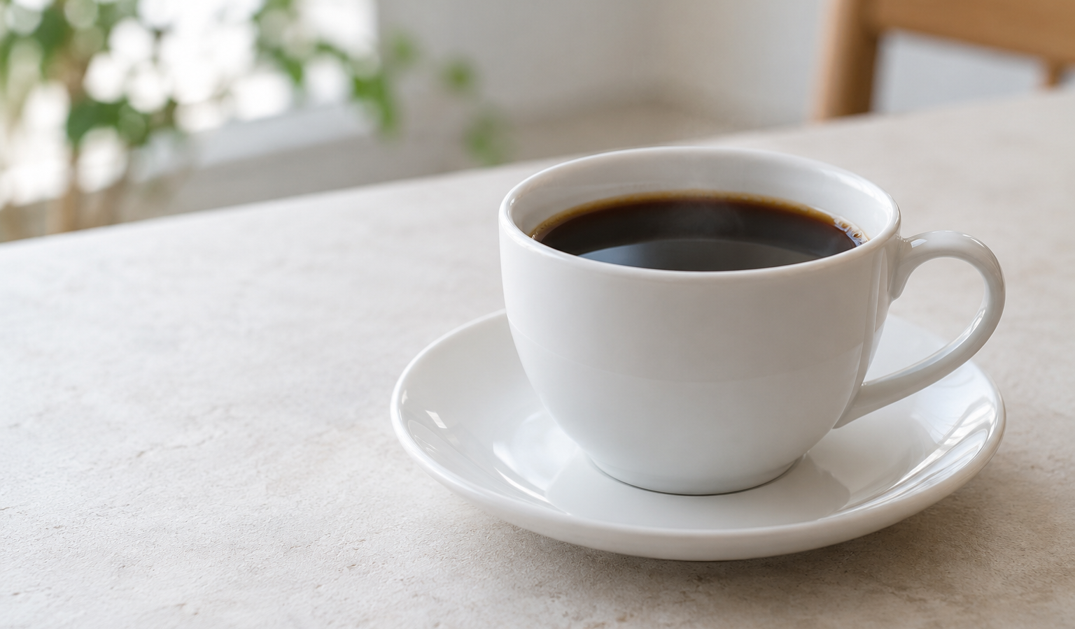 白いカップに入れたブラックコーヒー