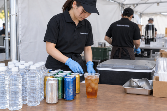 未開封飲料とカップ提供の準備を確認する様子