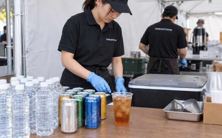 未開封飲料とカップ提供の準備を確認する様子