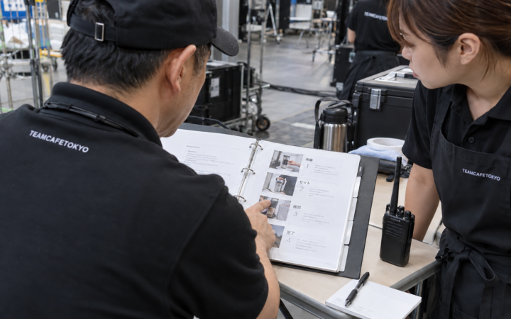 運営マニュアルと連絡手順を確認するスタッフ