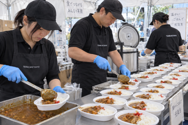 分業で調理・盛り付けを進める製造ライン