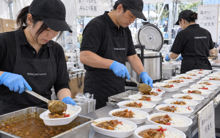 分業で調理・盛り付けを進める製造ライン