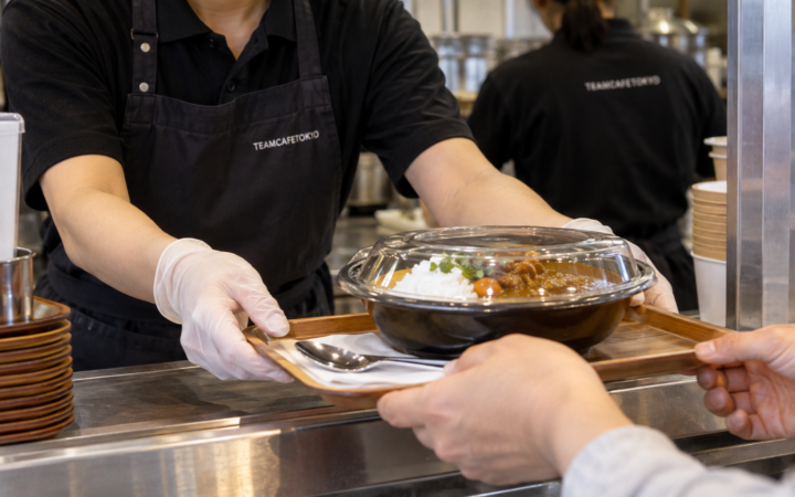 完成した料理を受け渡す提供工程（AI生成イメージ）