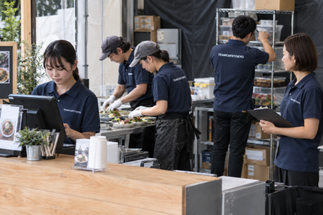 会計・盛り付け・補充に分かれて準備するスタッフ