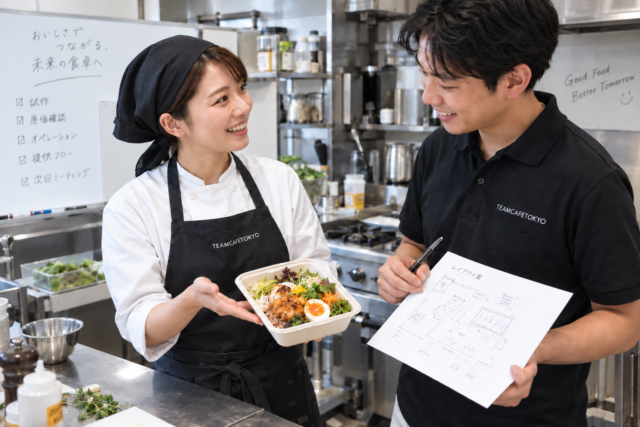 試作メニューと現場の提供方法を検討する担当者