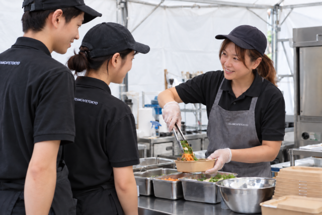 盛り付け手順を実演する事前研修