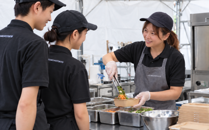 盛り付け手順を実演する事前研修
