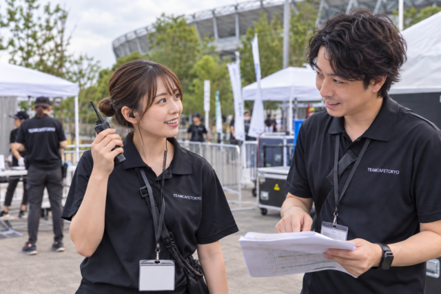 受付・進行準備を確認する運営スタッフ(AI生成イメージ)