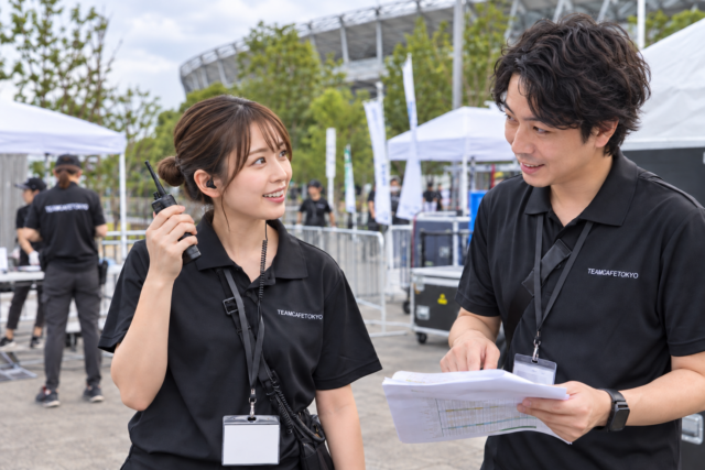 受付・進行準備を確認する運営スタッフ