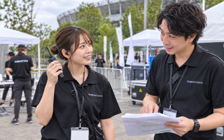 受付・進行準備を確認する運営スタッフ