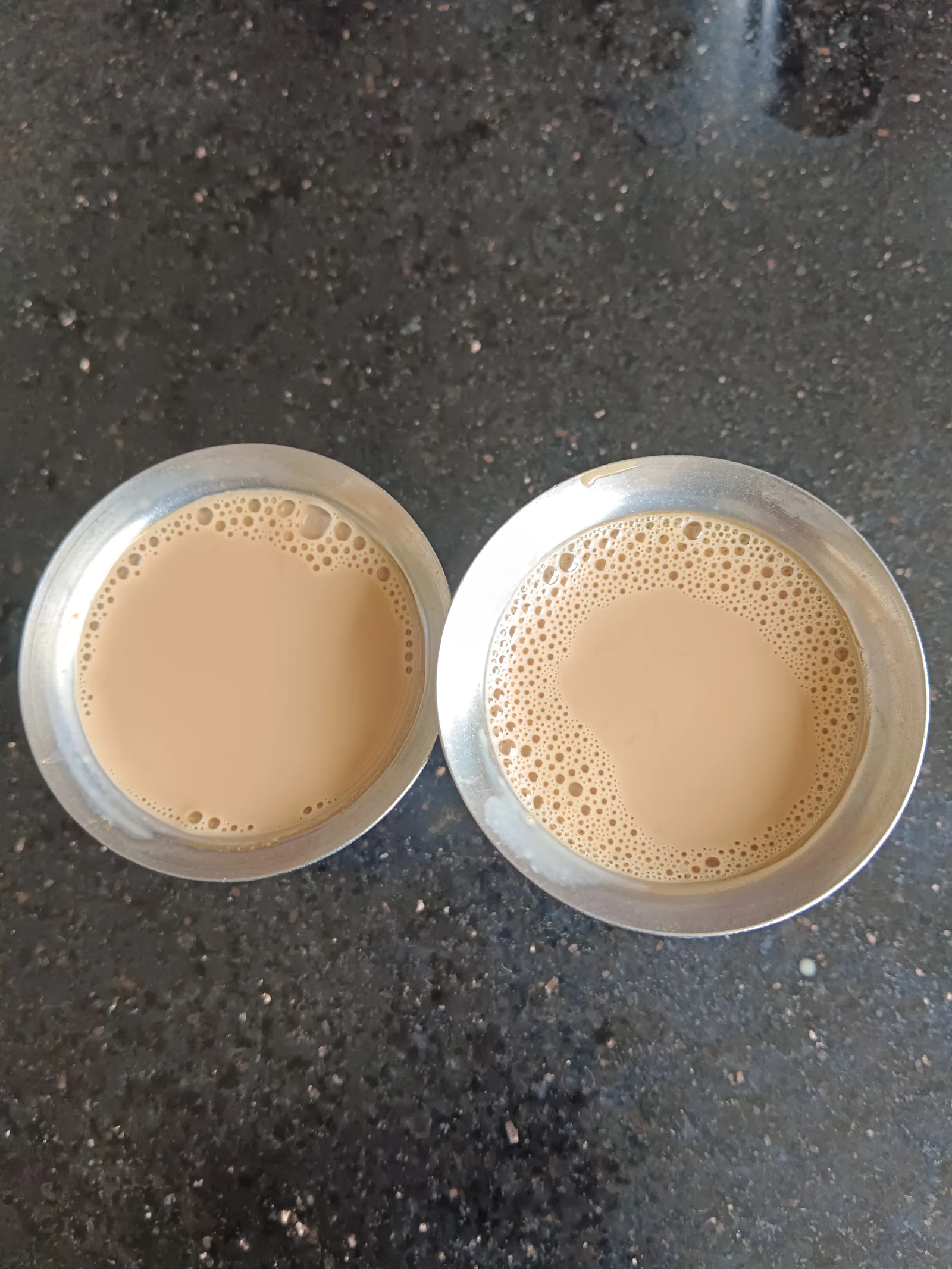 カップに入った紅茶を近くで見た様子