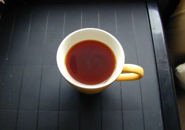 白いカップに注がれたストレートの紅茶