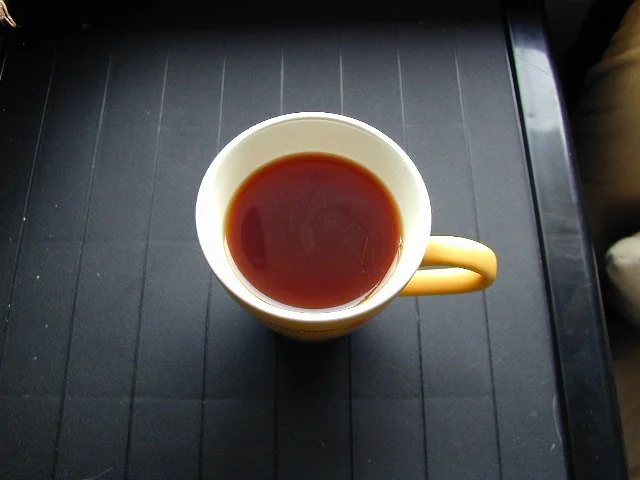 白いカップに注がれたストレートの紅茶